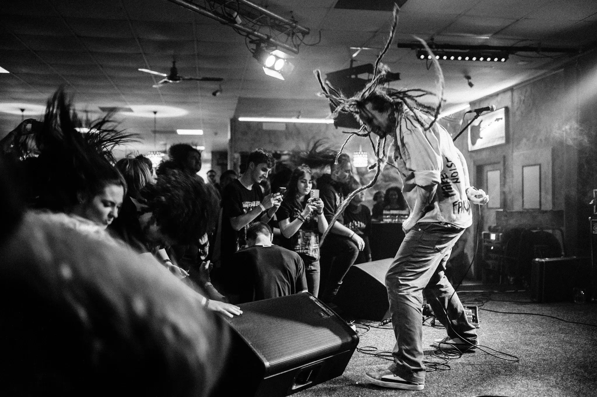 Koncert v History Art & Music Club s publikom pri pódiu